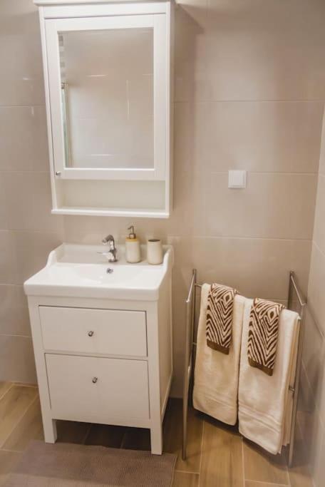Lovely & Bright Renovated Apt. W/ Balcony In 라고스 외부 사진